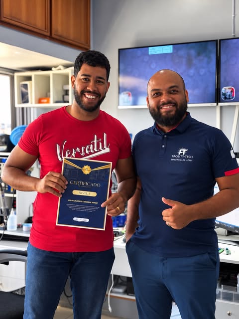 Profissional recebendo certificado de formação técnica